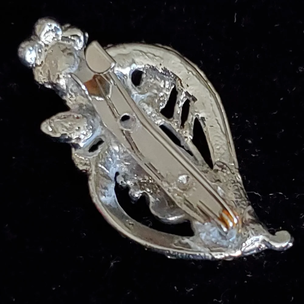 Vintage silvertone flower and leaf brooch with rhinestones